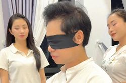 Ca sĩ Ngọc Sơn gây sốt khi bịt mắt đánh đàn điệu nghệ cho 2 á quân hát
