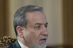 Iran tạm đóng cửa eo biển Hormuz, cảnh báo rút khỏi thỏa thuận ngừng bắn