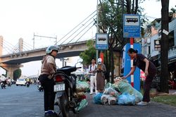 Miễn phí xe buýt, người dân mong hết cảnh rác thải, hàng rong lấn chiếm trạm chờ