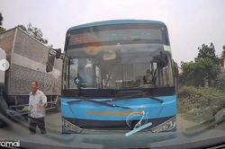 Vượt ẩu bất chấp, tài xế xe buýt còn ép xe đi đúng
