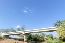Cầu Tình hơn 100m bỗng dưng dừng thi công, người dân lo lắng trước mùa mưa