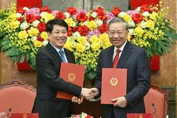 Bàn giao công tác giữa Tổng Bí thư, Chủ tịch nước Tô Lâm và nguyên Chủ tịch nước Lương Cường