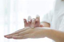Tay chân lạnh quanh năm là dấu hiệu bệnh gì?