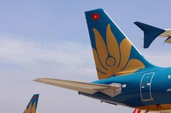 Hàng không đủ liệu bay dịp 30/4, vé máy bay chưa thể tăng trần