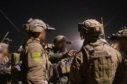 Israel loại bỏ thư ký của lãnh đạo Hezbollah, hứng 'mưa tên lửa' từ Lebanon