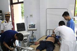Bệnh xá đảo Song Tử Tây cấp cứu ngư dân Quảng Ngãi bị tai nạn trên biển