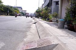 Bó vỉa cao trên Quốc lộ 1: Gây khó cho dân, tiềm ẩn rủi ro giao thông