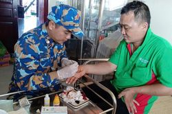 Nhà giàn DK1/7 kịp thời xử trí vết thương cho ngư dân bị cá chình cắn