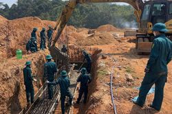 Lực lượng vũ trang TP Đà Nẵng ra quân tham gia xây dựng trường học biên giới