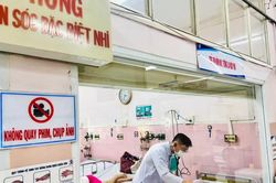 Vụ hàng loạt học sinh TPHCM nghi ngộ độc: Thực đơn có gì, ai cung cấp suất ăn?