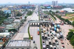 Hiện trạng 'lô cốt' bỏ hoang trên quốc lộ, án ngữ cửa ngõ TPHCM suốt nhiều năm