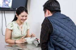 Quán cháo cá trong ngõ nổi tiếng ở Hà Nội, gần 30 năm bán xuyên đêm