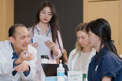 Phẫu thuật 'chắp cánh ước mơ' cho cô gái dị tật khuỷu tay ở Bệnh viện Hồng Ngọc