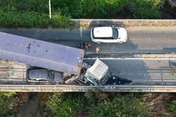 Xe container đè ô tô 7 chỗ ở TPHCM, nghìn xe 'chôn chân' nối đuôi nhau