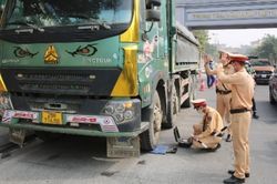 Tài xế xe tải lái 10-15 giờ liên tục: Cục CSGT cảnh báo 'hung thần' đường phố