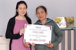 Trao hơn 65 triệu đồng giúp bà Nguyễn Thị Đông nuôi 3 cháu nội có nguy cơ bỏ học