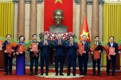 Giới thiệu chữ ký của Thủ tướng Lê Minh Hưng và các Phó Thủ tướng