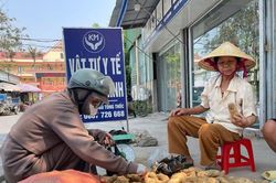 Người phụ nữ bán khoai trước cổng viện và câu chuyện khiến ai cũng nghẹn lòng