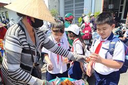Cảnh báo nguy cơ ngộ độc thực phẩm từ hàng quán trước cổng trường