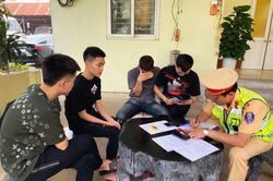 Tịch thu xe máy của nhóm thanh niên bốc đầu, đánh võng livestream trên TikTok