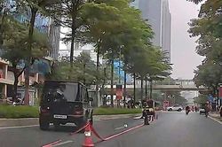 Ô tô Mercedes G63 tông tử vong cụ ông trên phố Đào Tấn