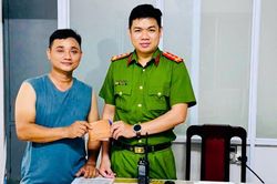Công an xã Duy Xuyên giao trả tài sản cho người đánh rơi