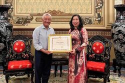 Trao tặng Bằng khen của Bộ trưởng Bộ Ngoại giao cho Tiến sĩ, doanh nhân Nguyễn Thanh Mỹ