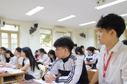 Hà Nội: Trường top đầu bất ngờ 'ế chỗ' ngày đầu mở cổng tuyển sinh vào 10, trường mới lại quá tải