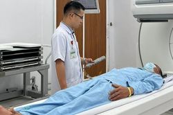 Gánh nặng tuổi 60 với túi thuốc, nằm viện triền miên