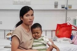 Phớt lờ lời khuyên, mẹ nghèo nợ hàng trăm triệu giành sự sống cho con bị xơ gan