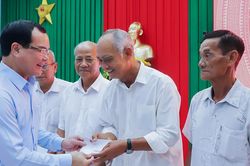 Bộ trưởng Nguyễn Đình Khang thăm, chúc Tết đồng bào Khmer tại Vĩnh Long