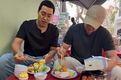 Khách Hàn lần đầu thử một món ở vỉa hè TPHCM, khen đáng dậy sớm để ăn