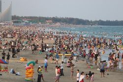 Nắng nóng oi bức, du khách đổ về biển Vũng Tàu chen chân 'giải nhiệt' cuối tuần