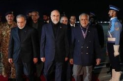 Tư lệnh Pakistan gây chú ý vì trang phục khác nhau khi đón phái đoàn Mỹ - Iran