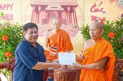Thứ trưởng Y Thông trao quà Tết, gửi lời chúc tới đồng bào Khmer ở An Giang