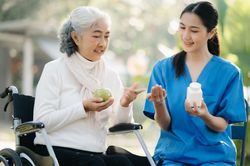 Người thân sa sút trí tuệ - Gánh nặng phía sau cánh cửa gia đình
