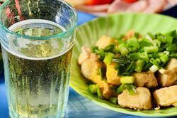 3 thói quen trước khi ngủ tàn phá gan