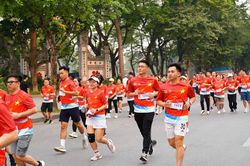 1000 vận động viên tham gia giải chạy 'Nâng bước trí tuệ' quanh hồ Hoàn Kiếm