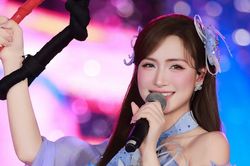 Ca sĩ Hòa Minzy ngồi trên vòng bay lượn hát trước 50.000 nghìn khán giả