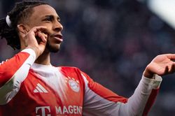 Bayern Munich xô đổ kỷ lục, chạm một tay vào Đĩa bạc