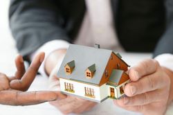 Cháu ép đòi thừa kế, bà ngoại 70 tuổi tìm luật sư 'lật ngược tình thế'