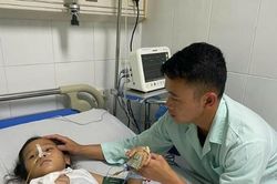 Bé gái Mông bị vỡ tá tràng, gia đình nghèo cần thêm 20 triệu đồng cứu con