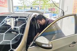 Thoát chết nhờ người lạ, người đàn ông mở tiệm rửa xe miễn phí để trả ơn
