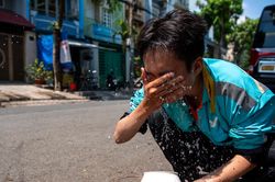 Nắng nóng đỉnh điểm, người dân vật lộn mưu sinh