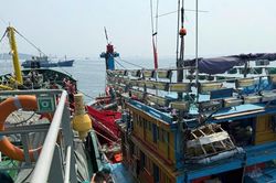 Tàu gặp nạn giữa biển, 12 người phát tín hiệu cầu cứu