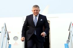 Thủ tướng Slovakia Robert Fico đến Việt Nam