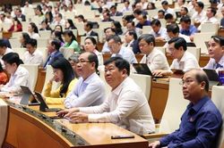 Quốc hội thông qua giảm thuế xăng dầu đến hết tháng 6/2026