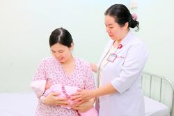 Cứu mẹ con sản phụ bị u xơ tử cung hiếm thấy