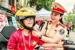 Học sinh cùng du khách hào hứng với trải nghiệm làm chiến sĩ CSGT và PCCC