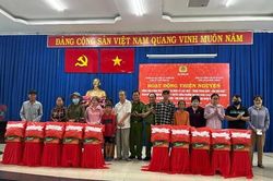 Công an xã Đông Thạnh và Trường ĐH CSND trao 215 phần quà giúp bà con hoàn cảnh khó khăn